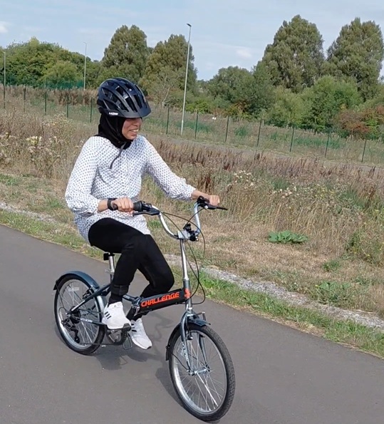 Image of a lady learning to ride in her 30s.